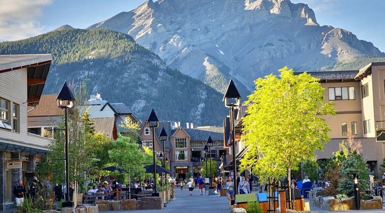Calgary: Lake Louise, Moraine, Emerald Lake, Johnston Canyon