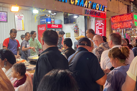 La mejor excursión nocturna de 3 horas por la comida callejera y los bazares locales de AgraComida callejera y bazar local en Tuk-Tuk