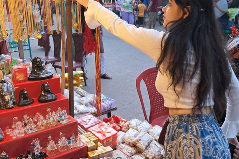 Delhi: Custom Shopping Tour With Car, Guide & Tuk-Tuk Ride Exclusive Wedding Shopping Tour with Expert Female Guide