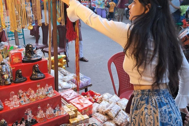 Delhi: Custom Shopping Tour With Car, Guide & Tuk-Tuk Ride Exclusive Wedding Shopping Tour with Expert Female Guide