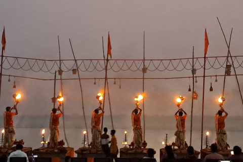 Varanasi: Passeio de barco ao nascer do sol com cerimônia de Chai e ArtiPasseio guiado de barco pela manhã no sagrado rio Ganga