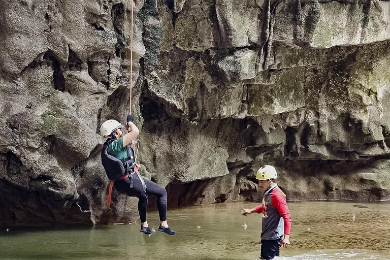 San Cristobal: Arch of Time Tour for 2 days Kayak to the Arch of Time