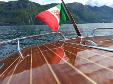 Bellagio/Menaggio: Private Fahrt auf einem alten Holzboot
