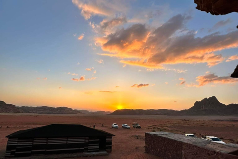 Wadi Rum: 2-Hour Jeep Tour with Local Guide