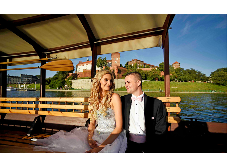 Krakow: Vistula Night Cruise by Gondola w/ Audio Commentary