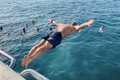 Marseille : Calanques Katamaran-Kreuzfahrt mit Mittagessen und Wein