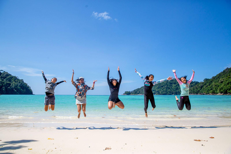 Z Phuket: wycieczka z rurką na wyspy SurinZ Phuket: wycieczka snorkelingowa na wyspy Surin