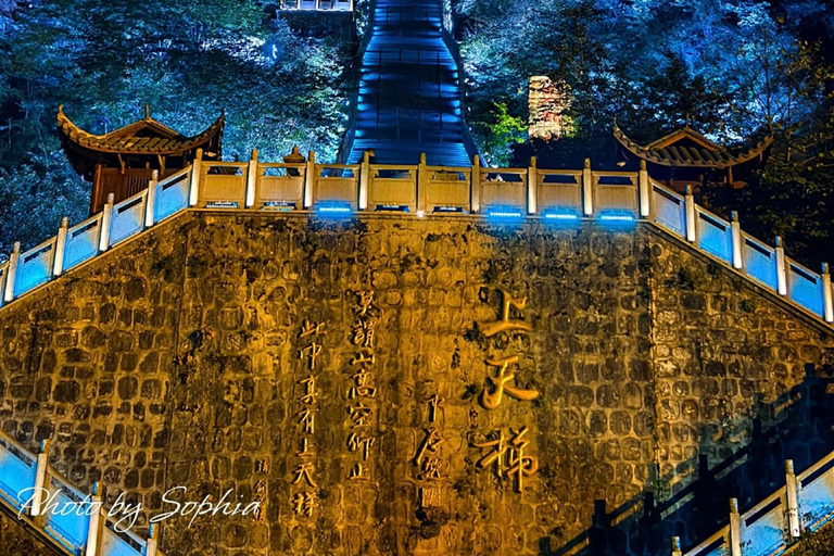 تشانغجياجيه: جولة ليلية في جبل تيانمن مع عرض ضوئيNight Tour to Tianmen Mountain
