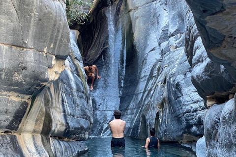 Wadi Ghul Adventure Hike, Misfat Al Abriyeen Tour & Lunch