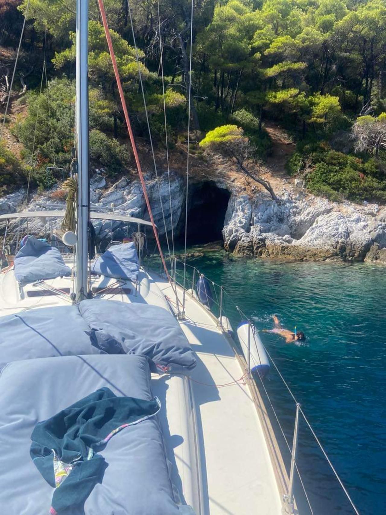 Skiathos: Tagestour mit Segeln, Badestopps und Mittagessen