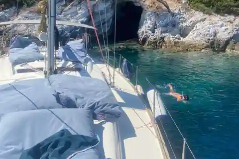 Skiathos: escursione in barca a vela di un giorno con soste per il bagno e pranzo