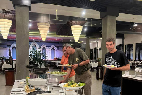 Siem Reap: Apsara Show Buffet Dinner & A/C Vehicle Transfer