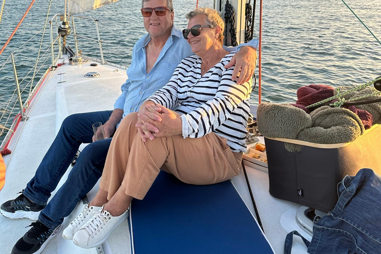 Charter privato in barca a vela al tramonto sulla Gold Coast con cena e bevande