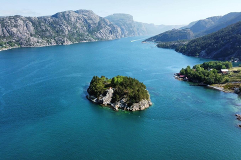 Preikestolen med hotell eller upphämtning med båt och guide