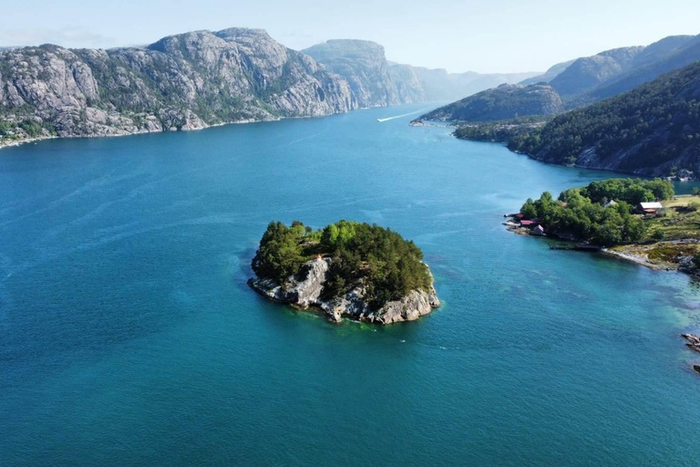 Preikestolen con recogida del hotel o barco con guía