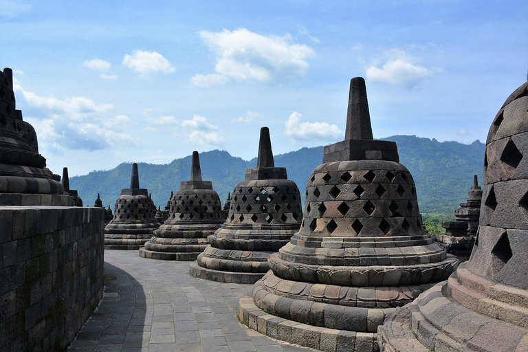 Yogyakarta : Visite guidée de l&#039;ascension de Borobudur et des temples de PrambananVisite partagée Billet d&#039;entrée au temple inclus