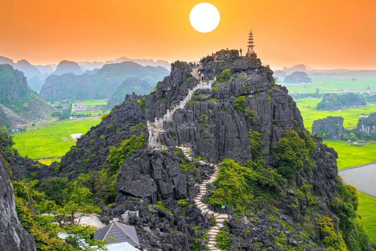 نينه بينه: غروب الشمس من كهف موا ومشي هوا لو ليلاًسيارة جيب قديمة للجيش الأمريكي