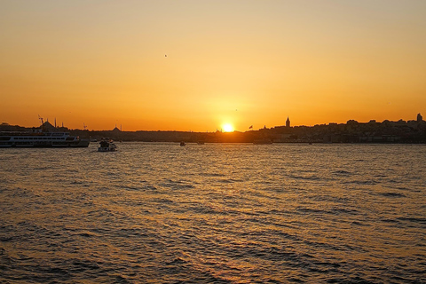 Istanbul: Bosphorus Sunset Cruise with Snacks and Wine Istanbul: Bosphorus Sunset Cruise without Wine