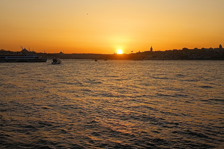 Istanbul: Bosphorus Sunset Cruise with Snacks and Wine Istanbul: Bosphorus Sunset Cruise without Wine