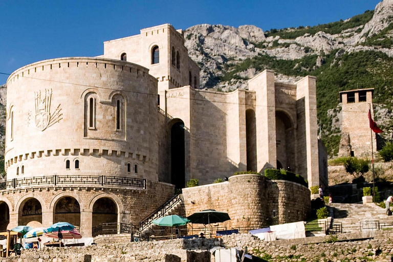 "Kruja Castle & Old Bazaar Tagestour von Tirana und Durres""Kruja Castle & Old Bazaar Tour ab Tirana, Durres & Golem"