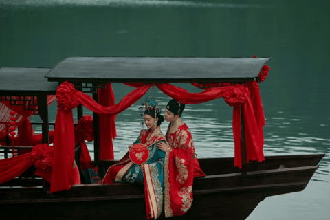 Hangzhou: West Lake Boat Tour Photoshoot
