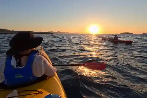 Milos: Passeios românticos semiprivados de caiaque ao pôr do sol