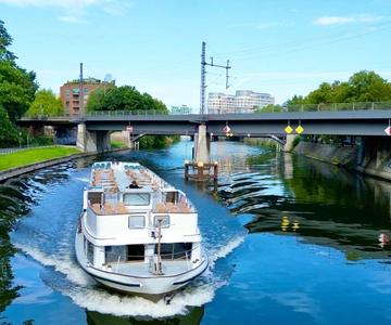 Berlin: Sightseeing Cruise from Berlin Main Station