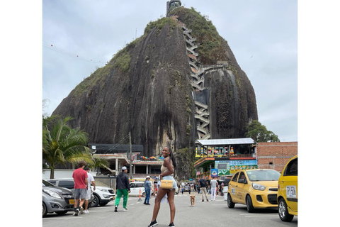 Tour semiprivado: Descubre el encanto de GuatapeDescubre el encanto de Guatape