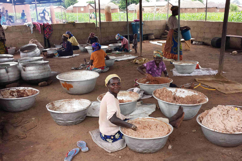 Accra: zwarte zeep makenAccra: Zwarte zeep maken