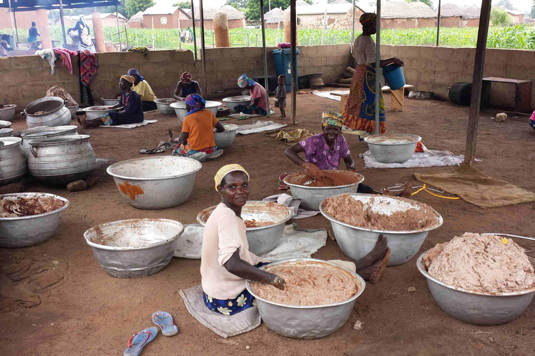 Accra: zwarte zeep makenAccra: Zwarte zeep maken