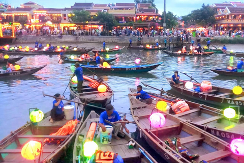 Hoi An Barca Lanterna con rilascio di fiori fiume Hoai di notte