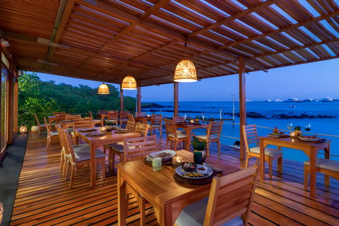 Galápagos: Christmas Eve Dinner with Live Music