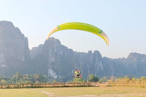 Vang Vieng: Gleitschirmfliegen und Karting-Landschaft