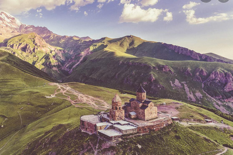 Kazbegi...Kaukasusbergen... Guidad dagsutflykt...