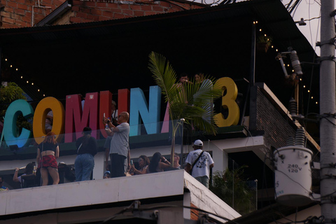 Tour privato nel comune 13: grafitour, gastronomia, museo EscobarTour privato nel comune 13: graffiti, gastronomia, museo Escobar