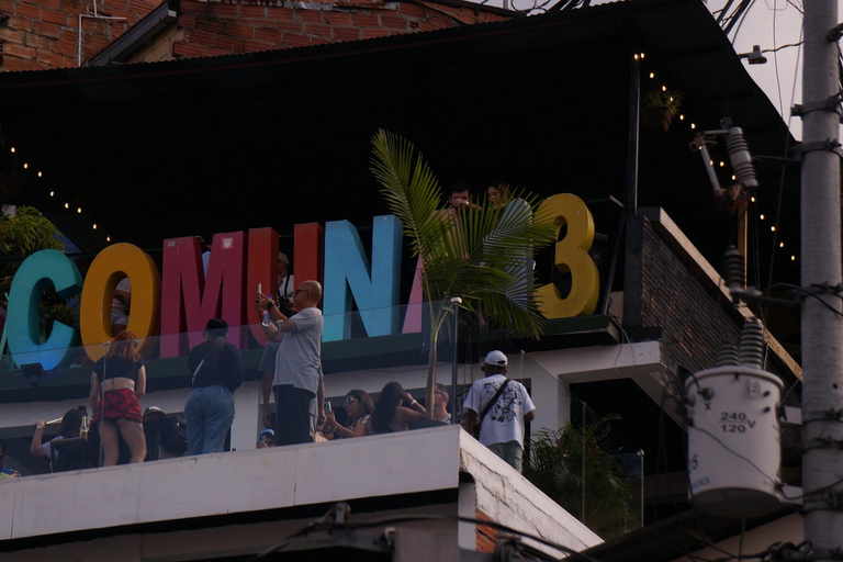 Tour privato nel comune 13: grafitour, gastronomia, museo EscobarTour privato nel comune 13: graffiti, gastronomia, museo Escobar