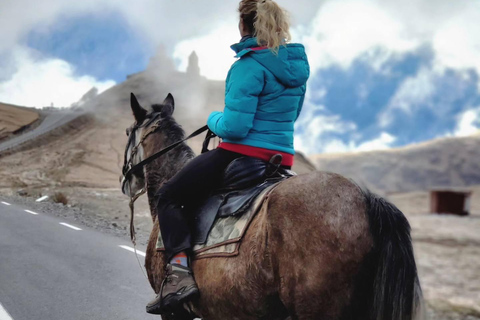 Montez à cheval jusqu&#039;à l&#039;église de la Trinité de Gergeti et atteignez le sommet d&#039;une montagne