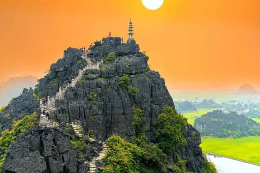 Ninh Bình: Tràng An Bootsfahrt, Bich Dong, Mua-Höhle bei Sonnenuntergang. Foto: GetYourGuide