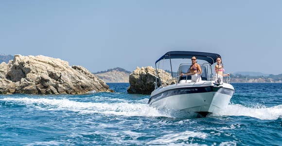 Zakynthos: Private Boat Tour to Swim in South Coast Caves