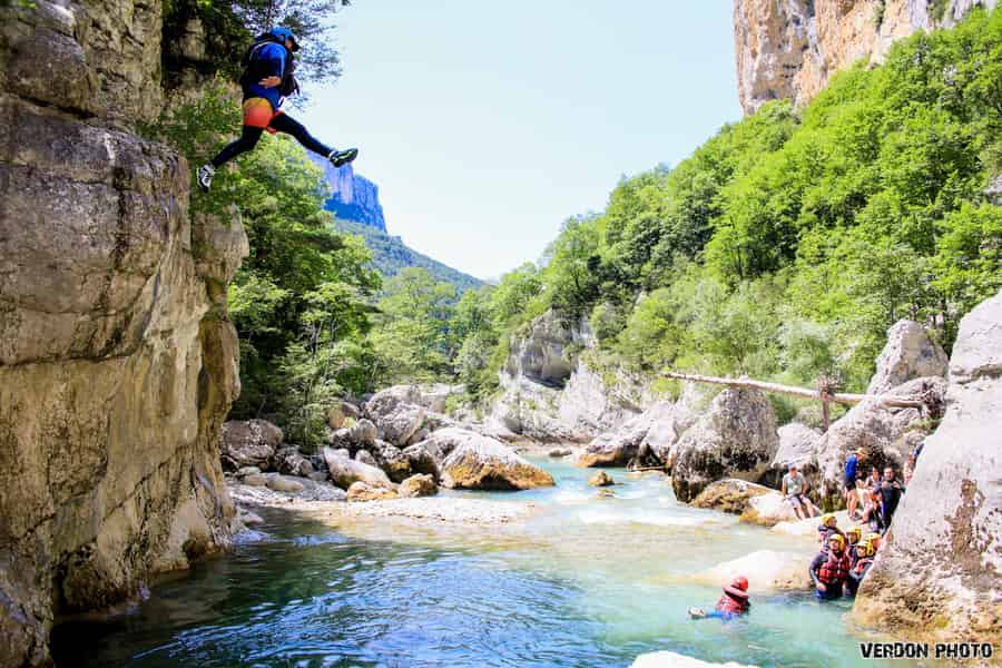 Grand Canyon du Verdon: Dynamische Wasserwanderung im Couloir Samson. Foto: GetYourGuide Grand Canyon du Verdon: Dynamische Wasserwanderung im Couloir Samson. Foto: GetYourGuide
