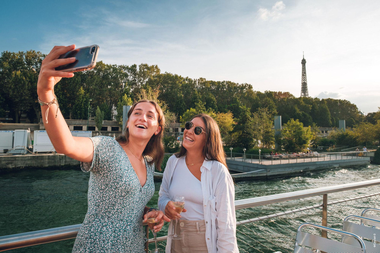 Paris: Seine river Guided Cruise with Champagne Paris: Live Guided Cruise with Champagne