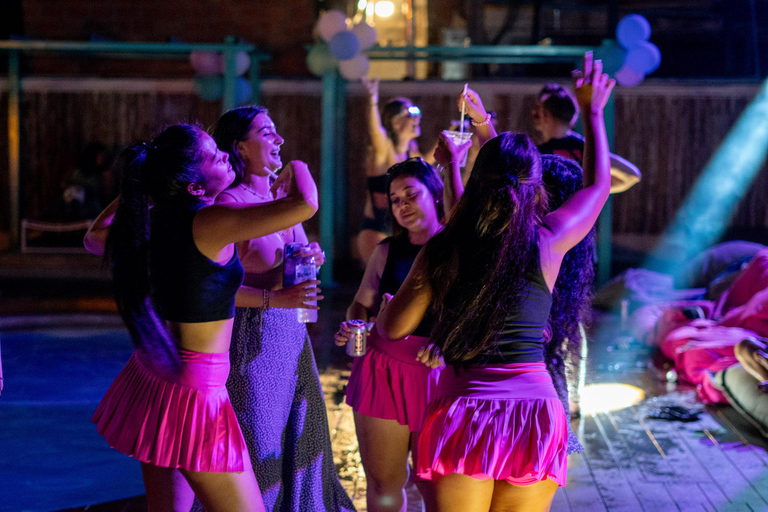 Ao Nang: Bar Crawl met gids, shotjes en een T-shirt