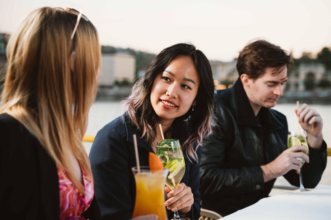 Budapest: Abendliche Schifffahrt und Abendessen mit BegrüßungsgetränkNeues vegetarisches Menü