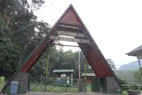 Uganda: 4-Day Waterfalls Circuit Rwenzori Trek
