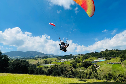 Paragliding Medellín: Gratis GoPro-service.Medellín: Tandemskärmflygning med GoPro-video och foton