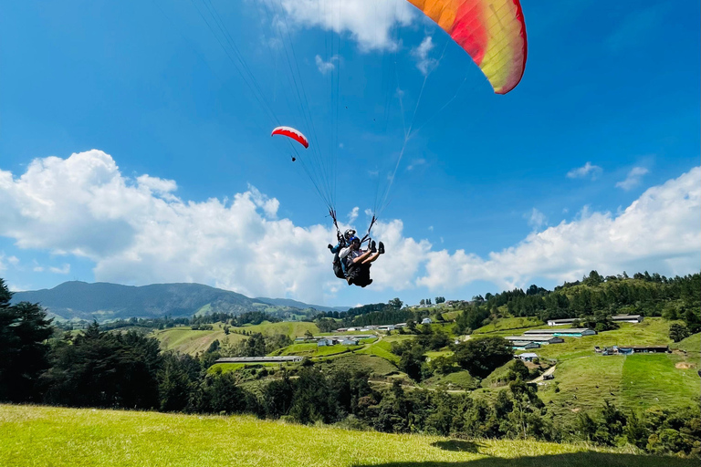 Gleitschirmfliegen in Medellín: Kostenloser GoPro-Service.