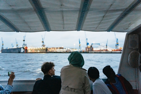 Port de Hambourg : croisière en péniche aux lumières de la ville en soirée