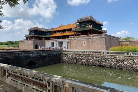 Traslado privado a la Ciudad Imperial de Hue (ida y vuelta) desde HoiAn/DaNang