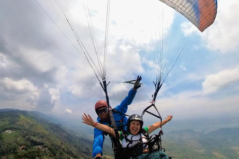 Bogotá: Ticket de entrada para vuelo en parapente en GuatavitaTicket de entrada básico para volar en parapente en Guatavita