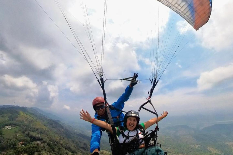 Bogotá: Ticket de entrada para vuelo en parapente en GuatavitaTicket de entrada básico para volar en parapente en Guatavita